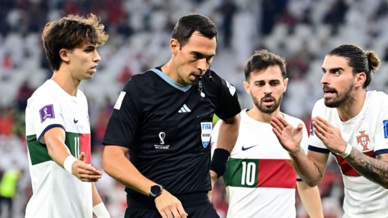 Tranh cãi giữa ĐT Bồ Đào Nha và Trọng tài Facundo Tello trong mùa Euro 2018