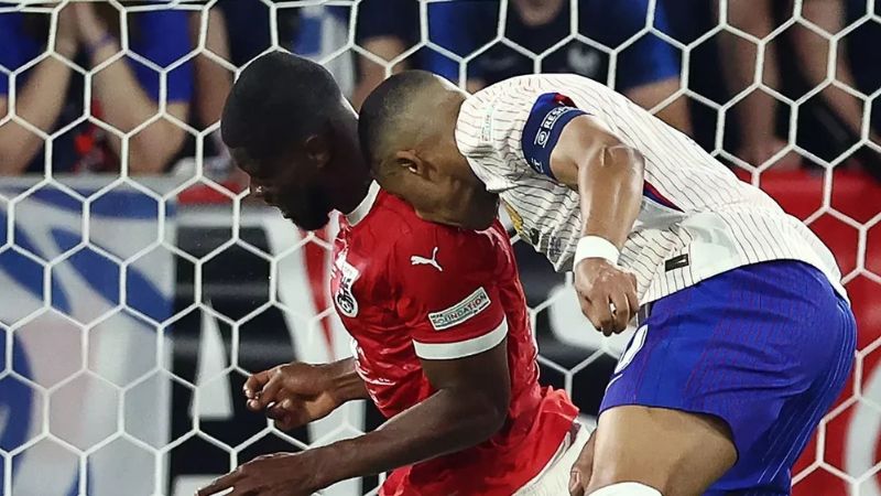 Mbappe gặp chấn thương khi va chạm với cầu thủ của ĐT Áo