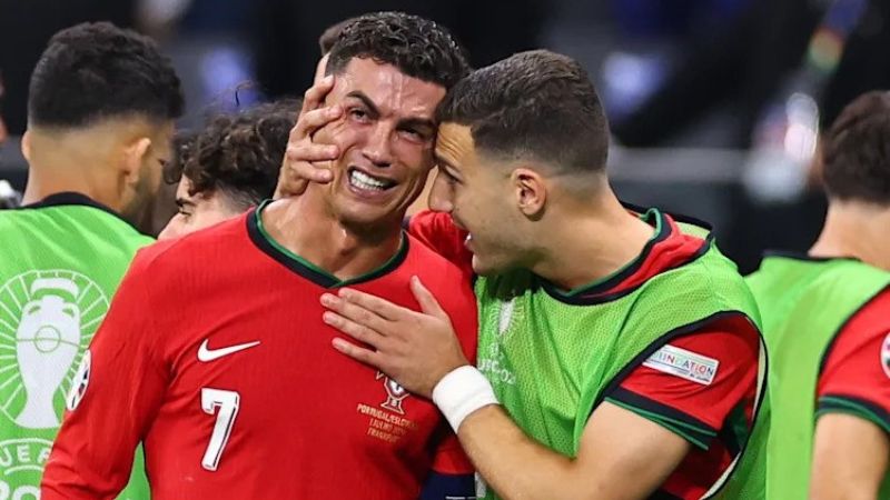 Cristiano Ronaldo bật khóc nức nở, suy sụp khi đá hỏng quả penalty