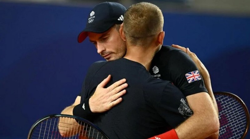 Andy Murray bất khóc ôm lấy đồng đội