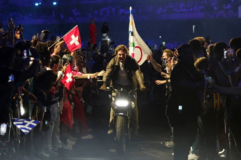 Tom Cruise lái mô tô quanh sân Stade de France