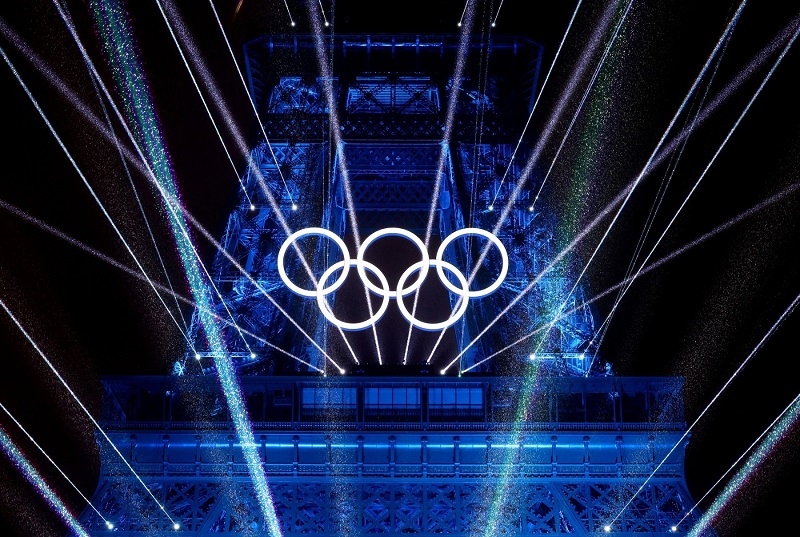 Tháp Eiffel nổi bật với biểu tượng Olympic