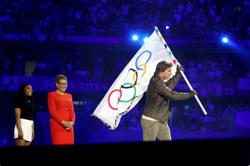 Tom Cruise nhận cờ Olympic 2024
